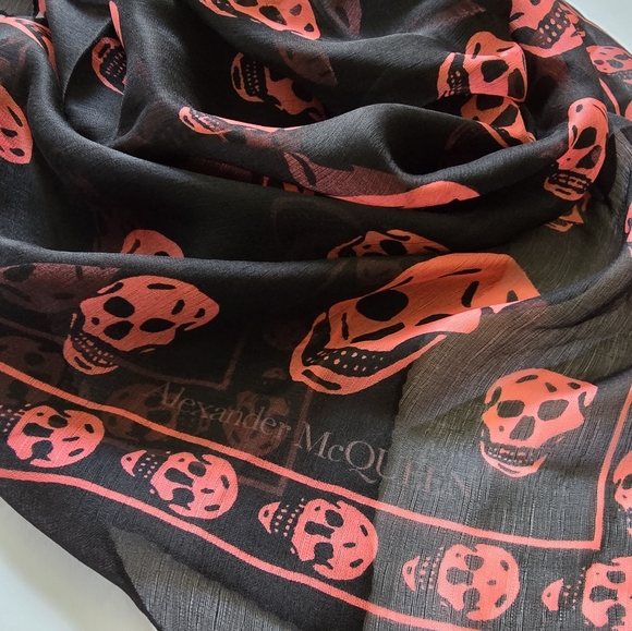 Alexander McQueen Skull Silk Scarf Black Red - Picture 5 of 10